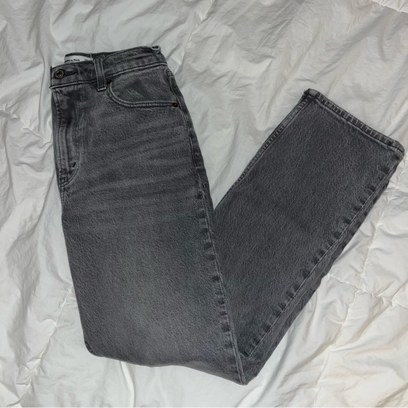 Abercrombie and Fitch Ultra High Rise 90s Straight Jean - Picture 2 of 7